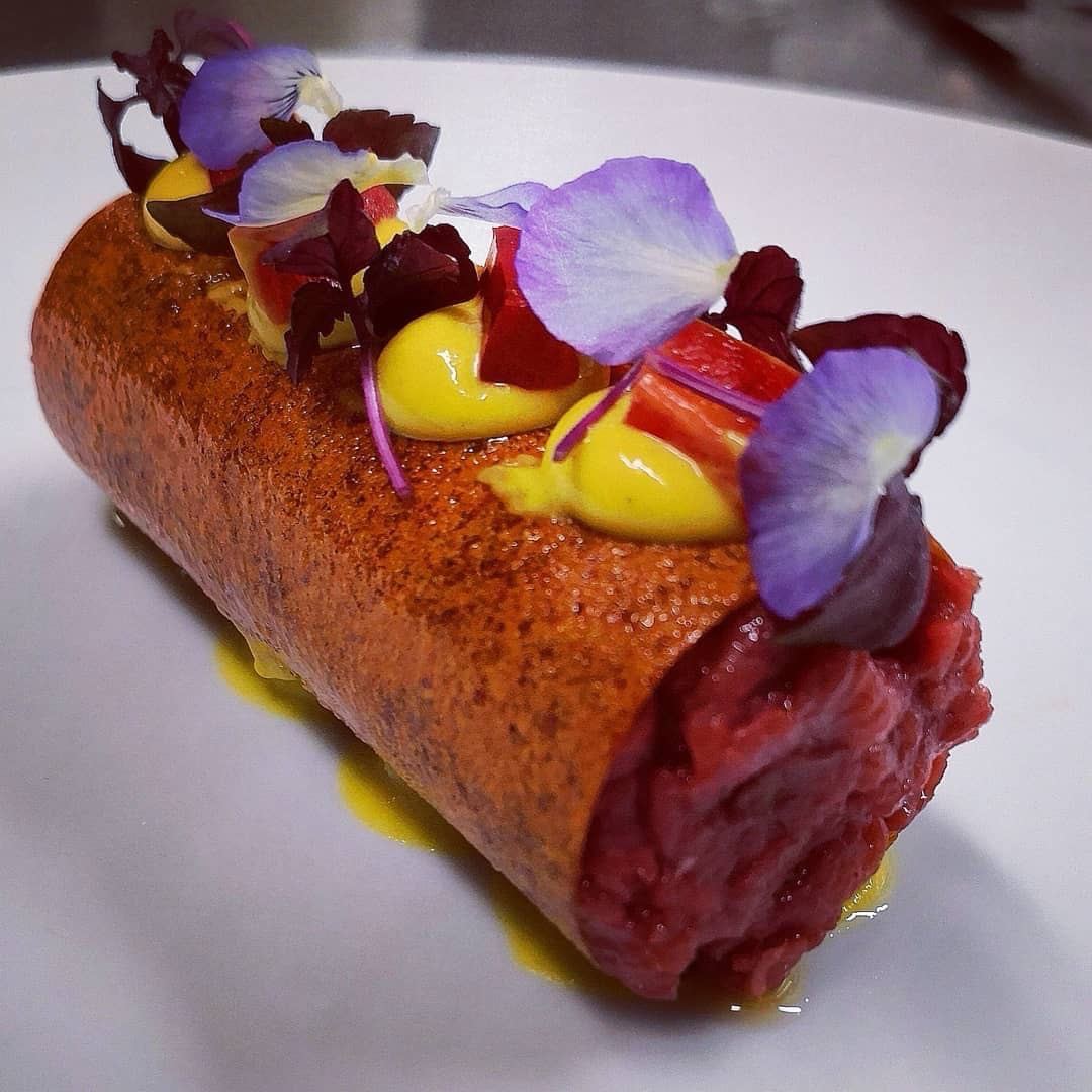 Carne cruda con salse e fiori eduli