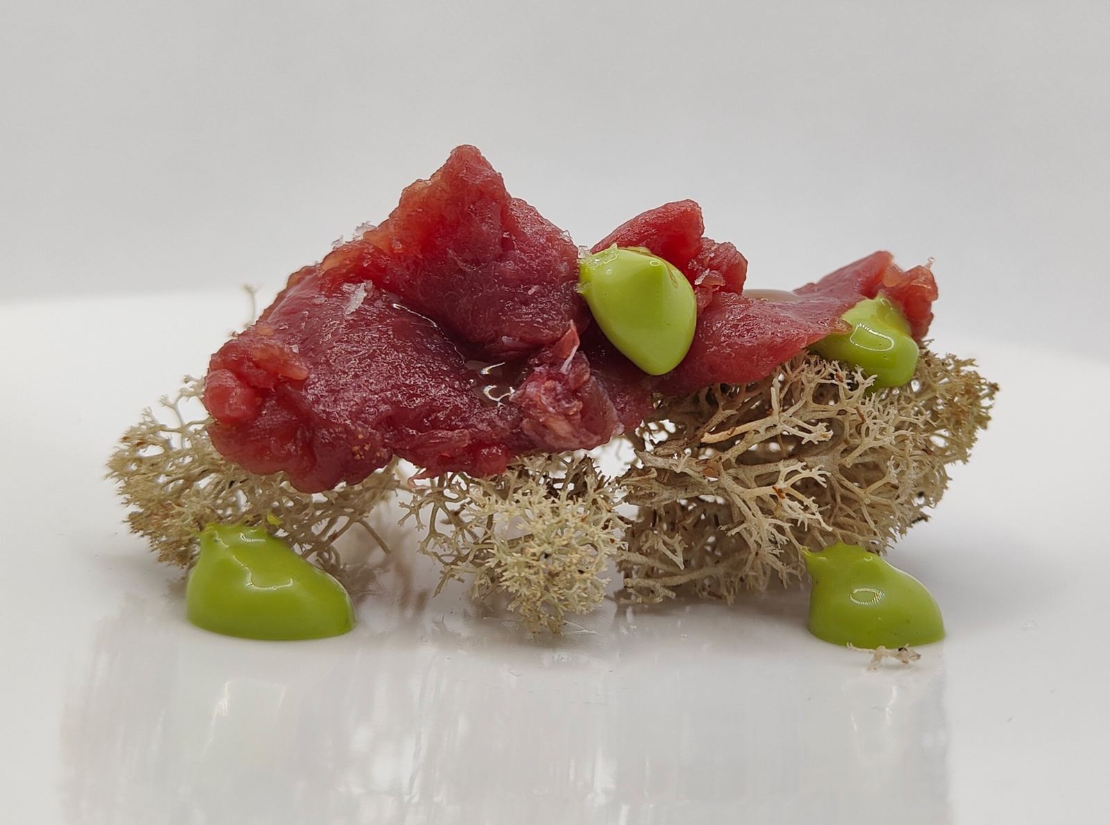 Nigiri di montagna: licheni fritti, maionese all’aglio orsino e albese di daino
