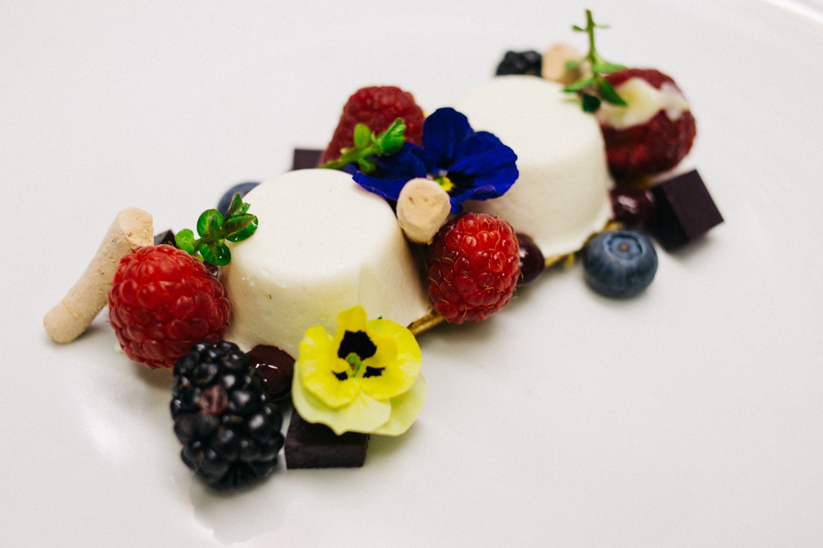 Panna cotta con frutti di bosco e fiori