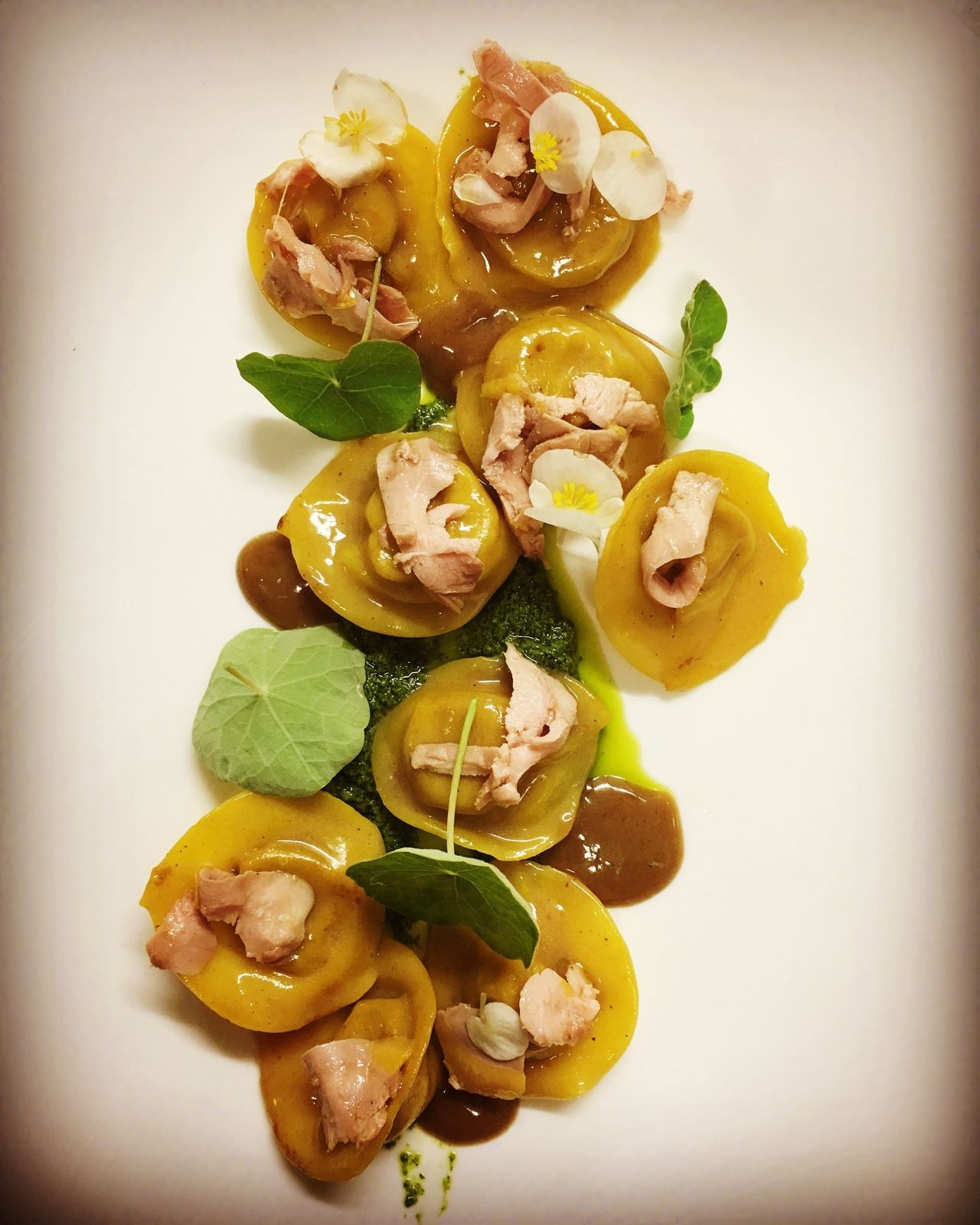 Pasta ripiena fatta in casa con fondo e fiori