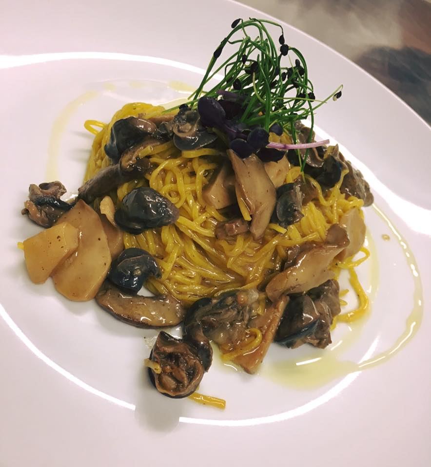 Spaghetti con lumache e funghi